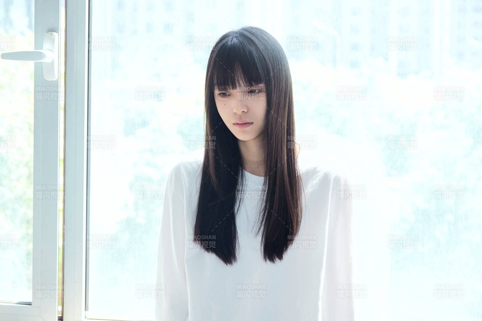 教室窗户旁的女大学生图片