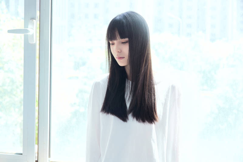 教室窗户旁的女大学生图片