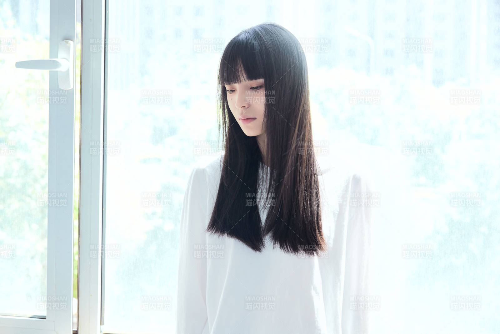 教室窗户旁的女大学生图片