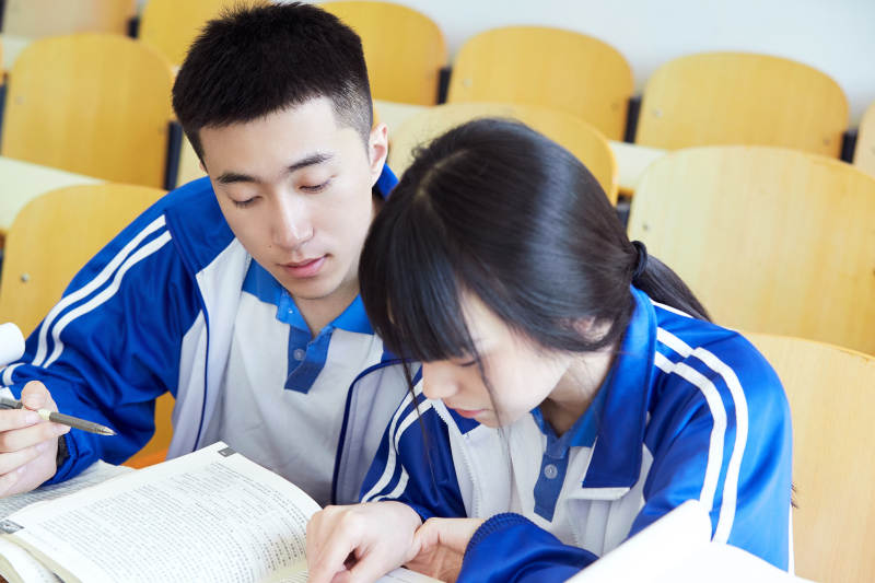 教室里努力看书学习备战高考的高中生图片