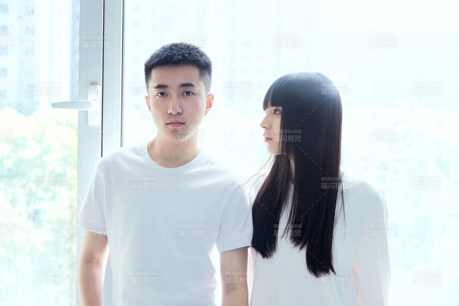 大学自习室相互依偎的青年情侣图片