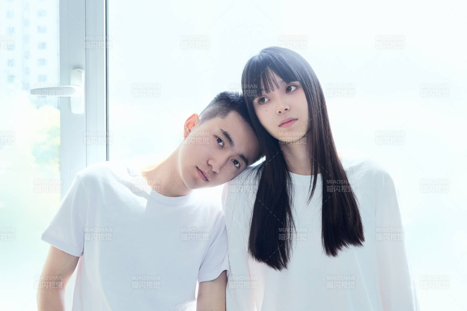 教室窗户旁的女大学生图片