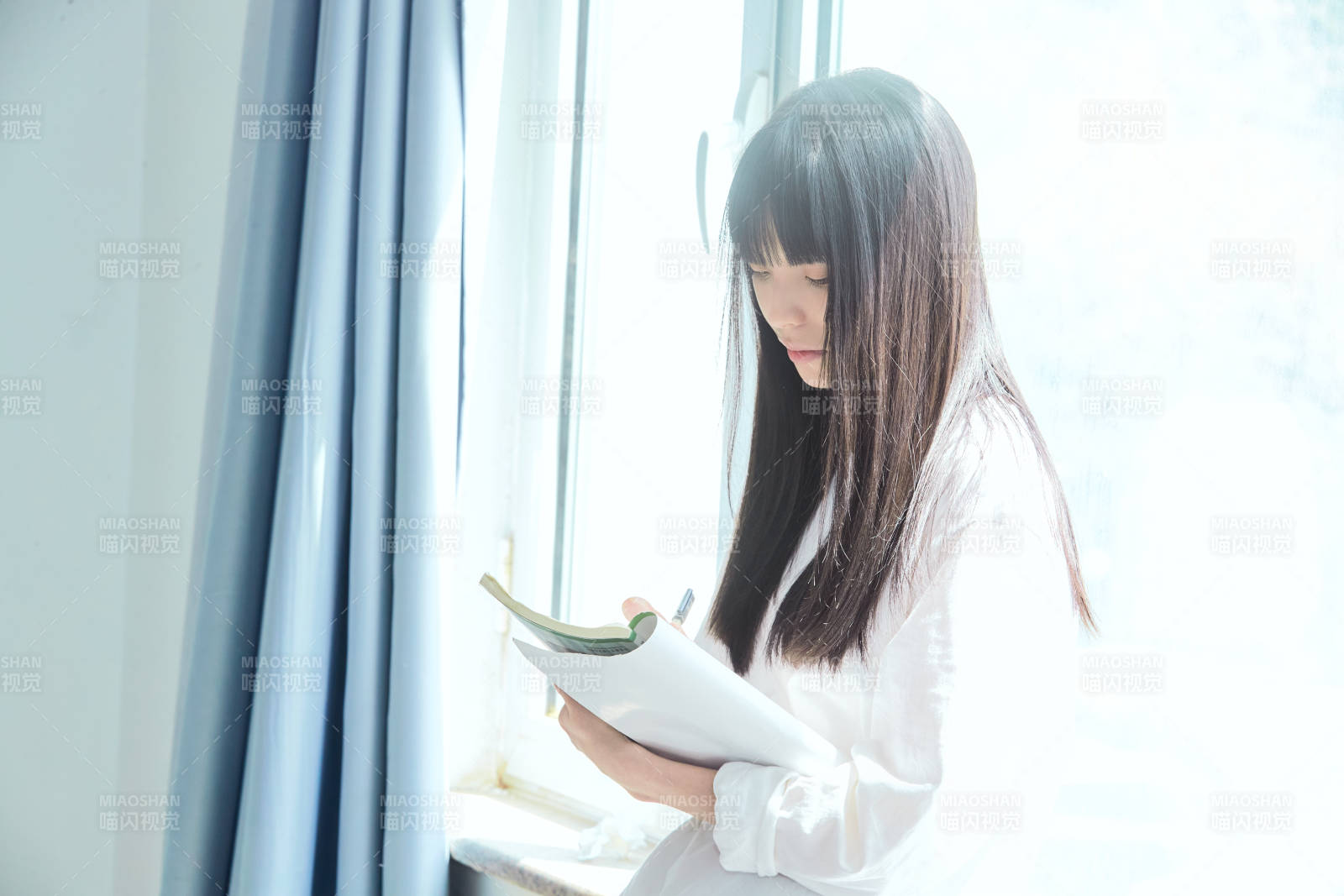 教室里讲台上为高考加油激励的高中生图片