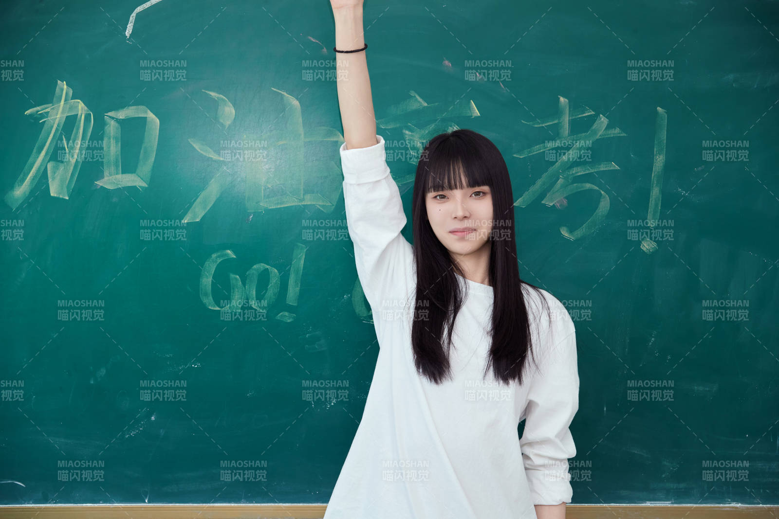 教室里讲台上为高考加油激励的高中生图片