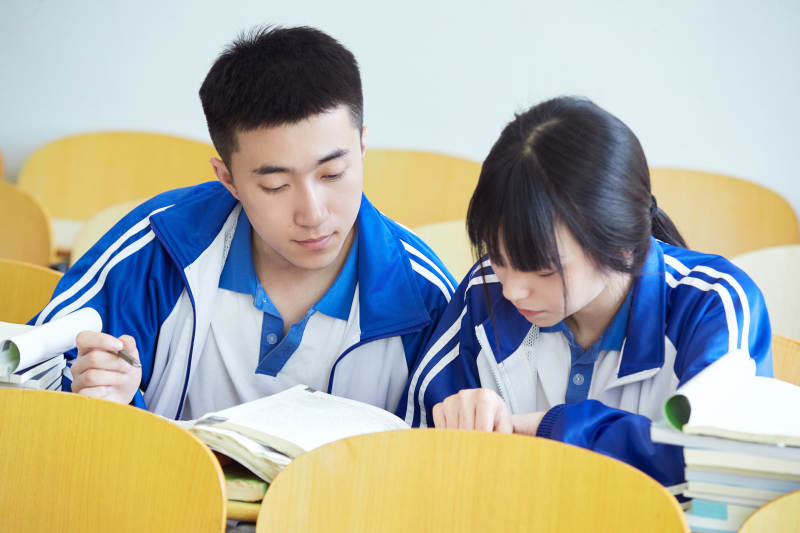 教室里努力看书学习备战高考的高中生图片