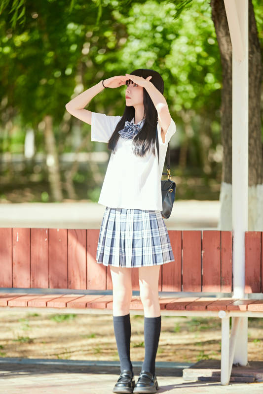 穿着日系JK制服的亚洲少女图片