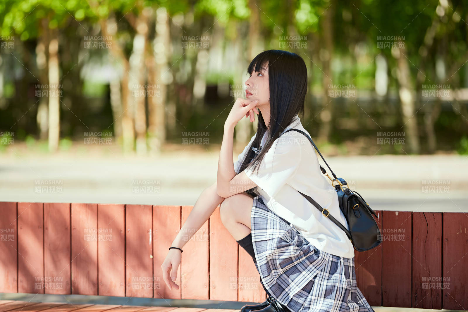 穿着日系JK制服的亚洲少女图片