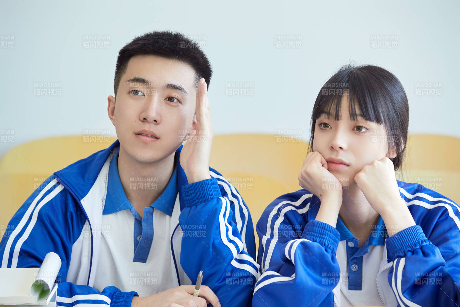 教室里努力看书学习备战高考的高中生图片