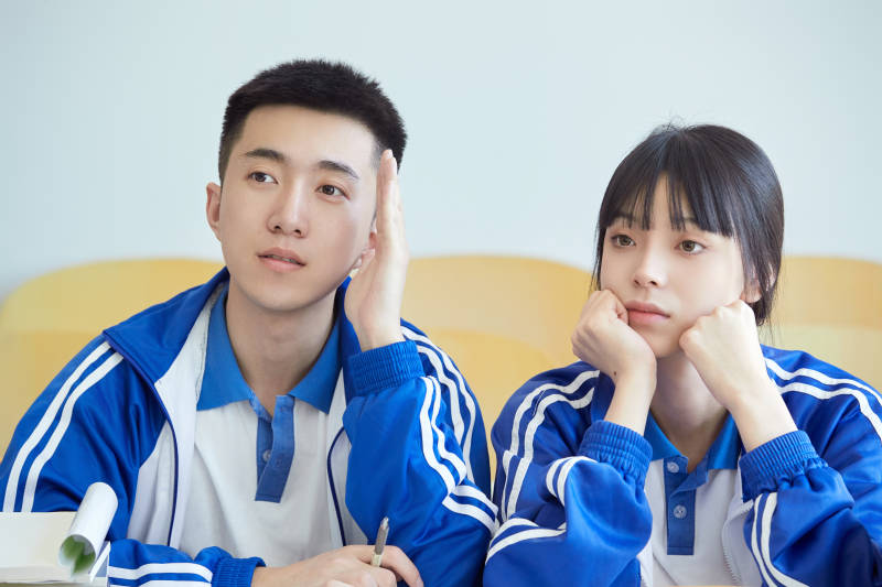 教室里努力看书学习备战高考的高中生图片