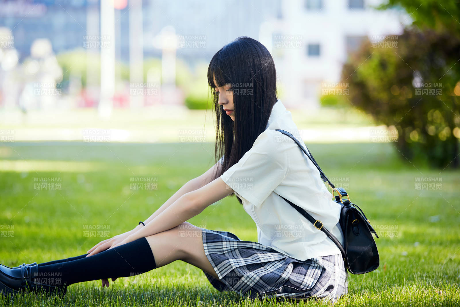 穿着日系JK制服的亚洲少女图片