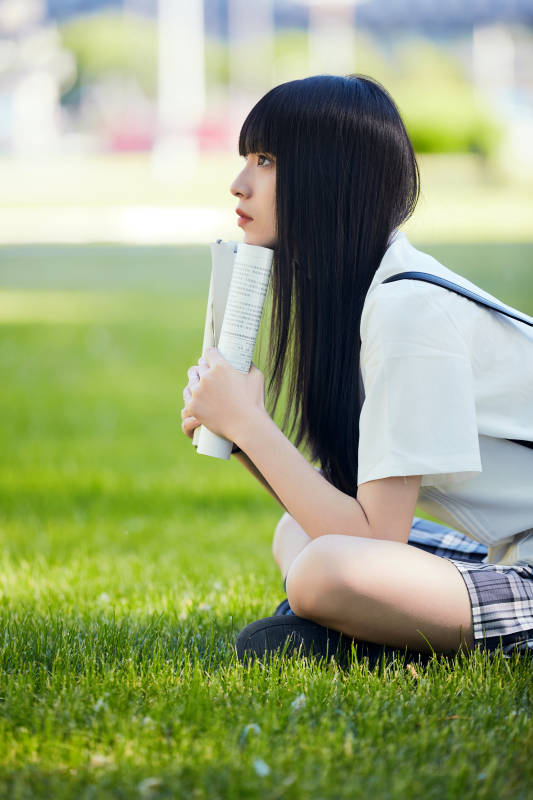 在户外草坪看书学习的女生图片