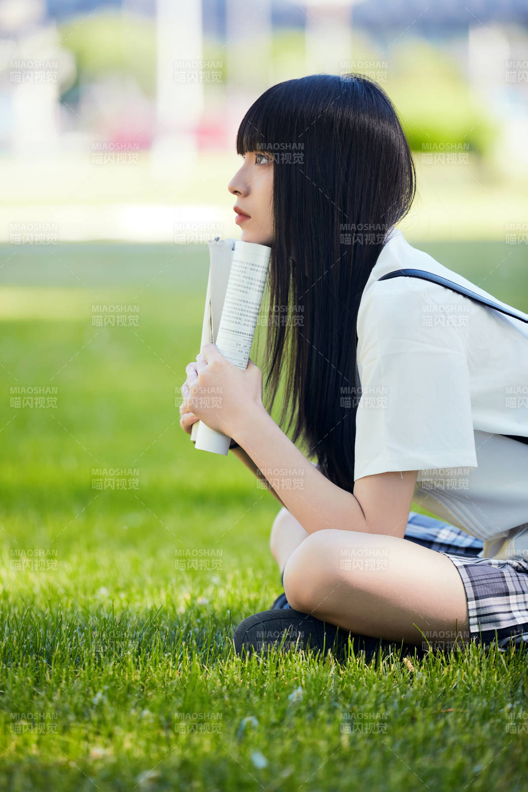 在户外草坪看书学习的女生图片