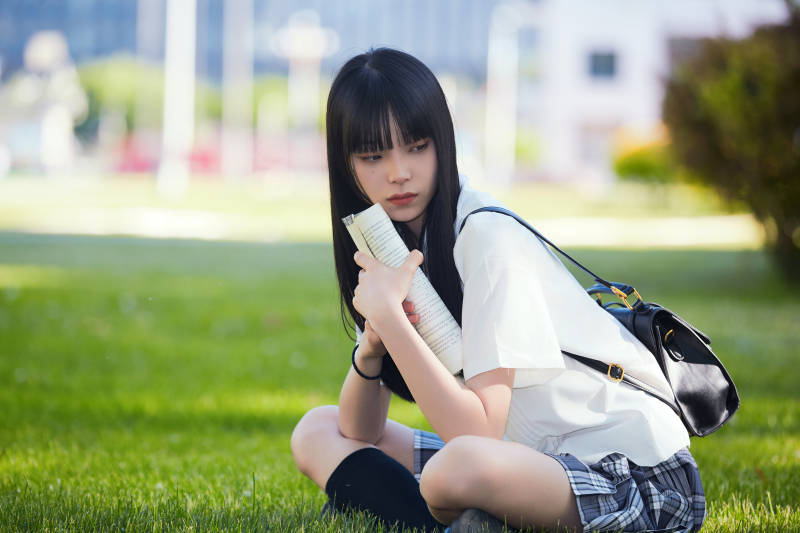 在户外草坪看书学习的女生图片