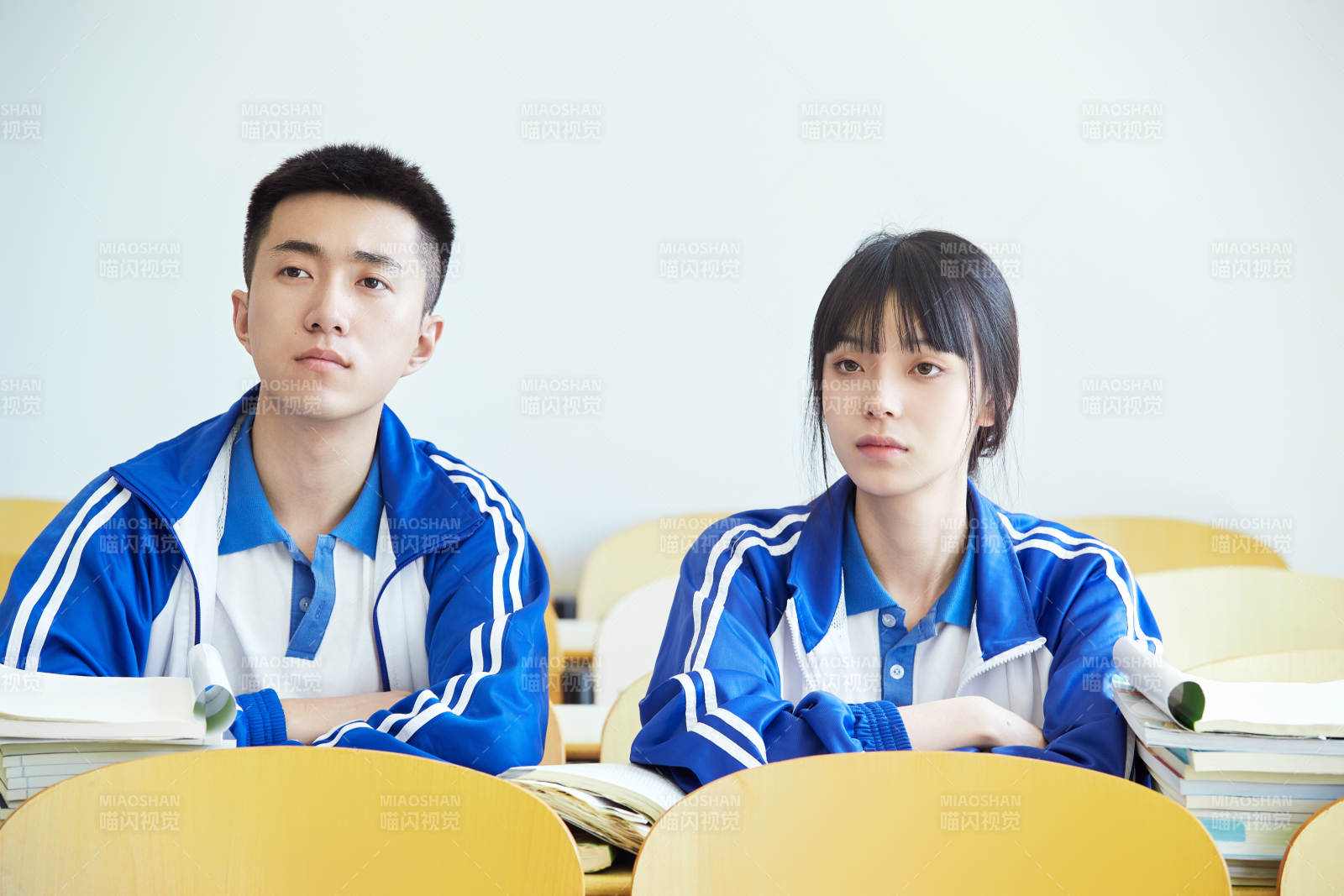 教室里努力看书学习备战高考的高中生图片