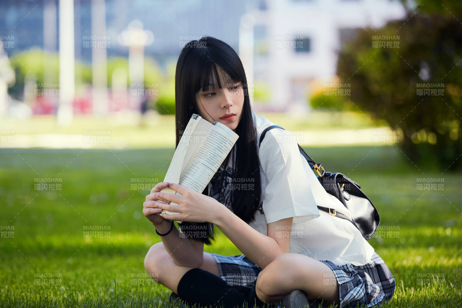 在户外草坪看书学习的女生图片