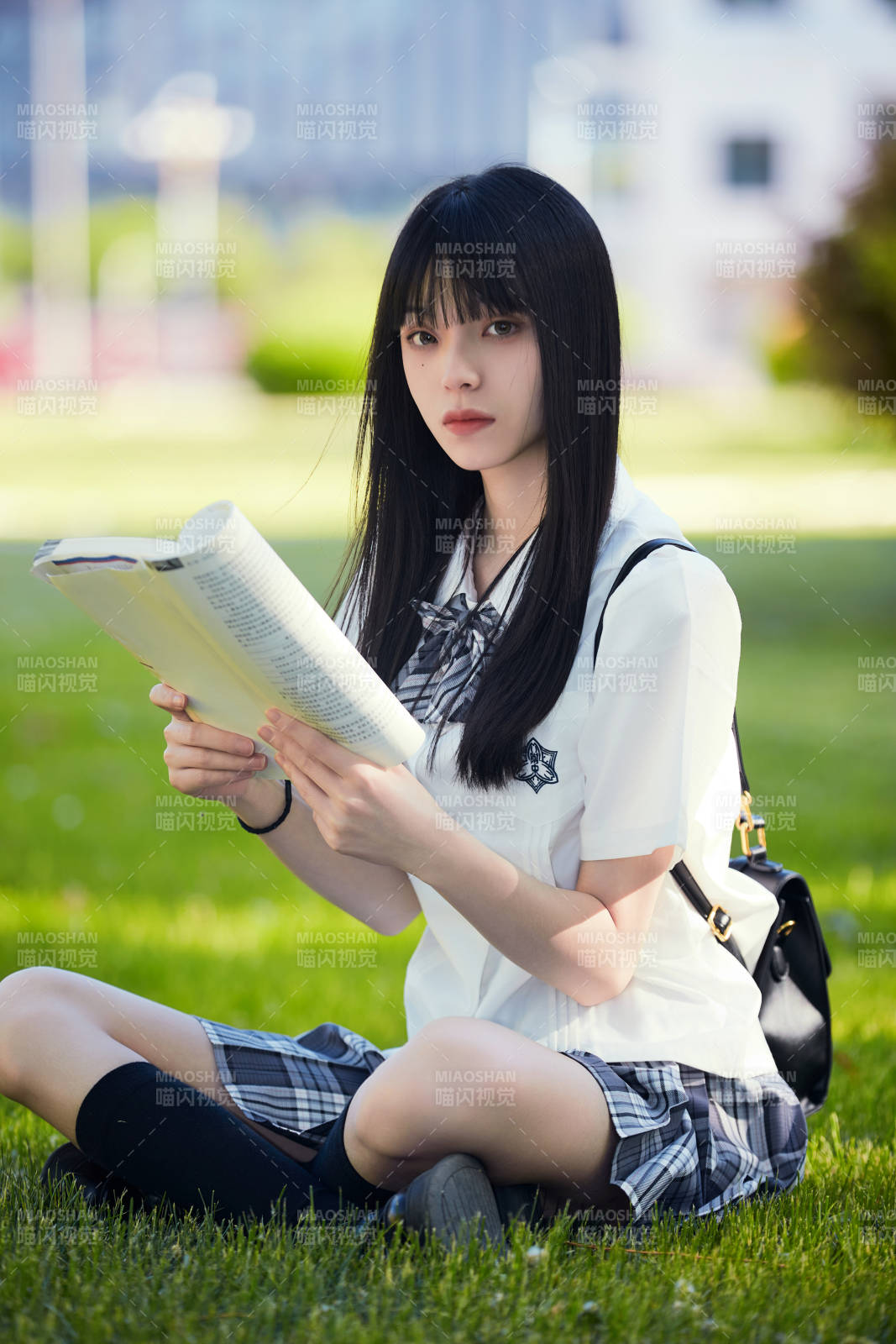 在户外草坪看书学习的女生图片