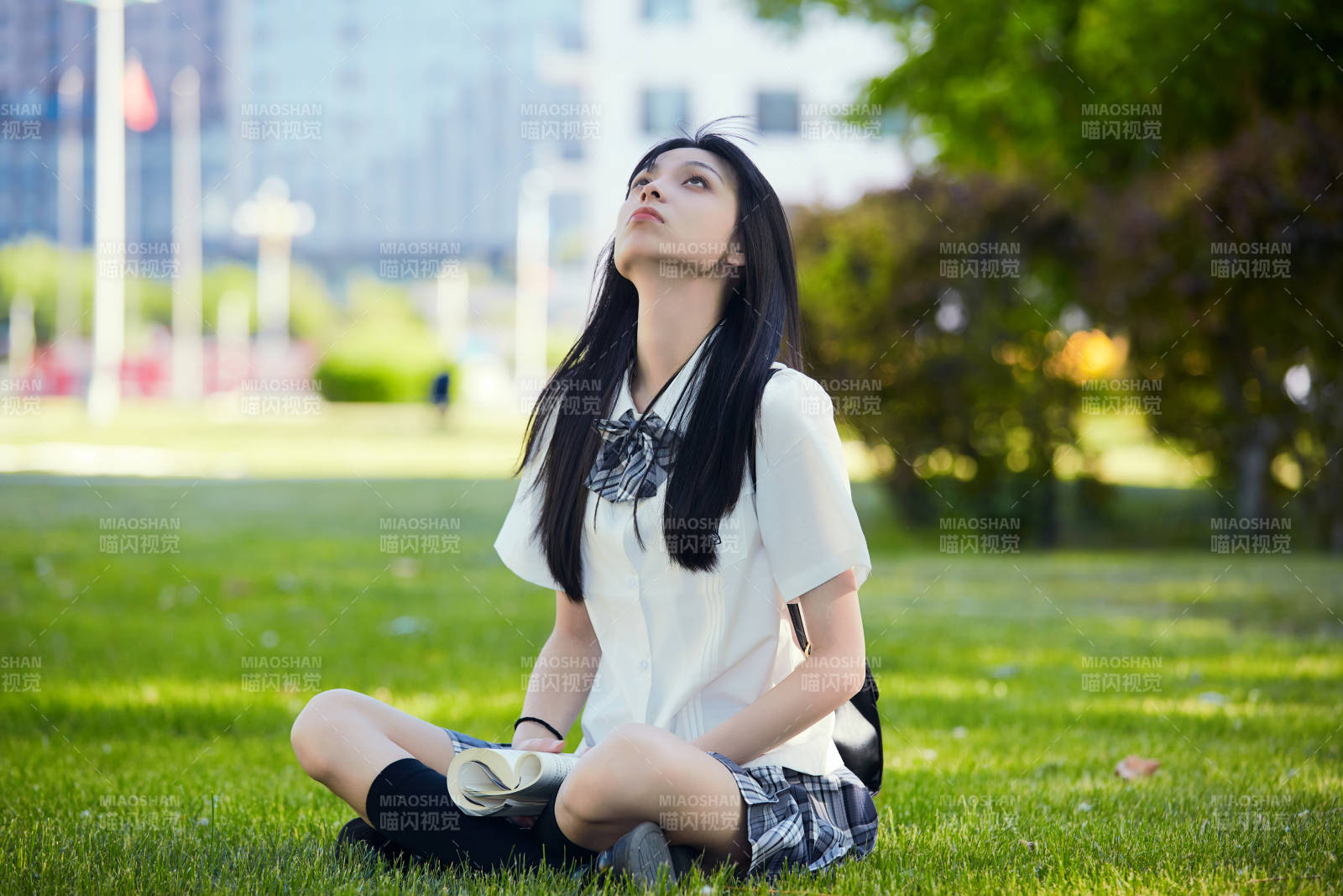 在户外草坪看书学习的女生图片