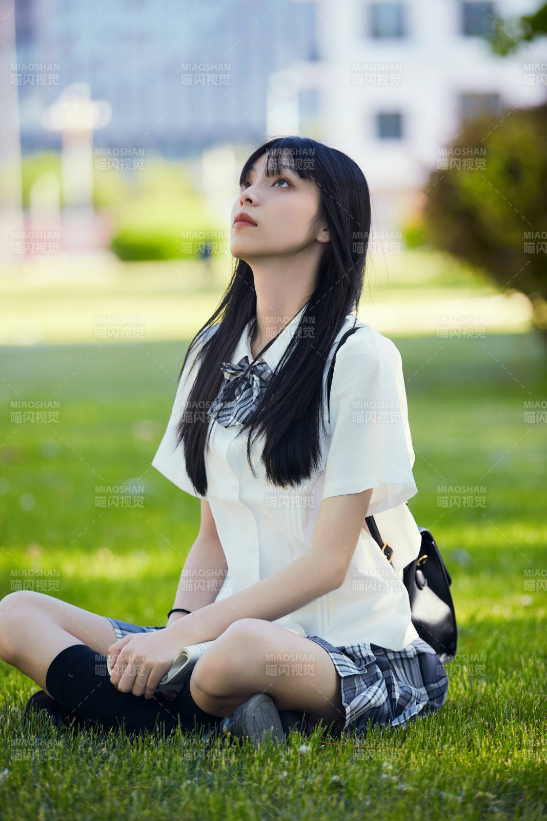 在户外草坪看书学习的女生图片