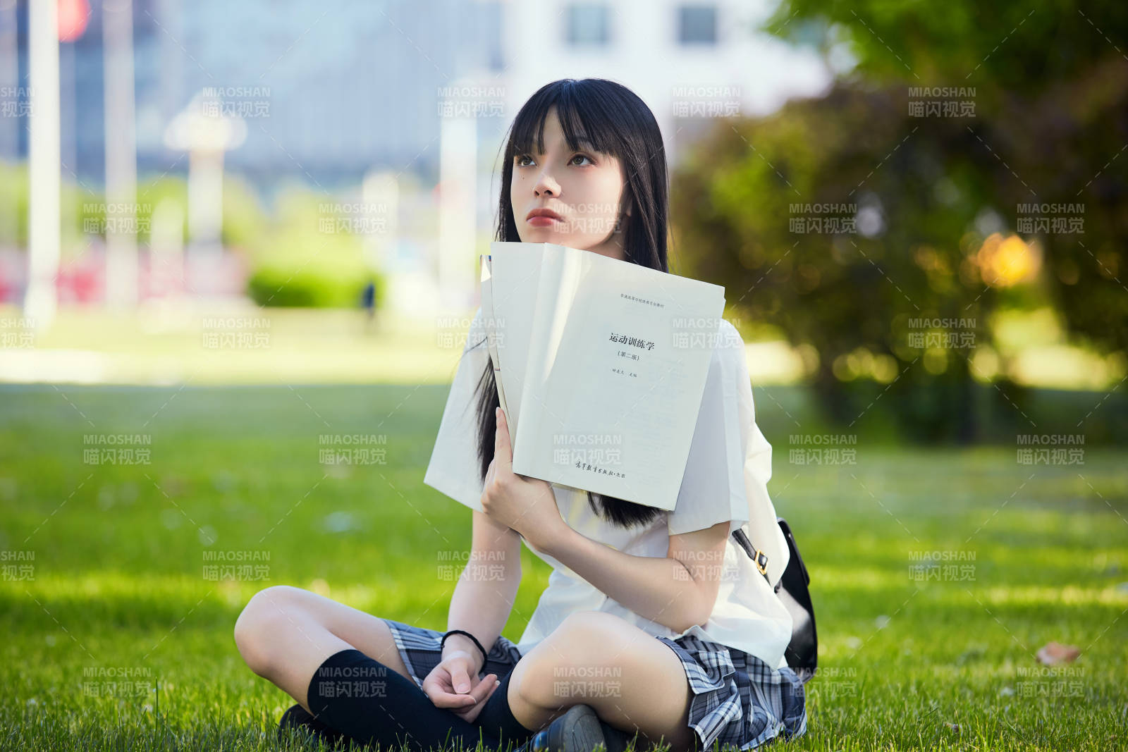 在户外草坪看书学习的女生图片