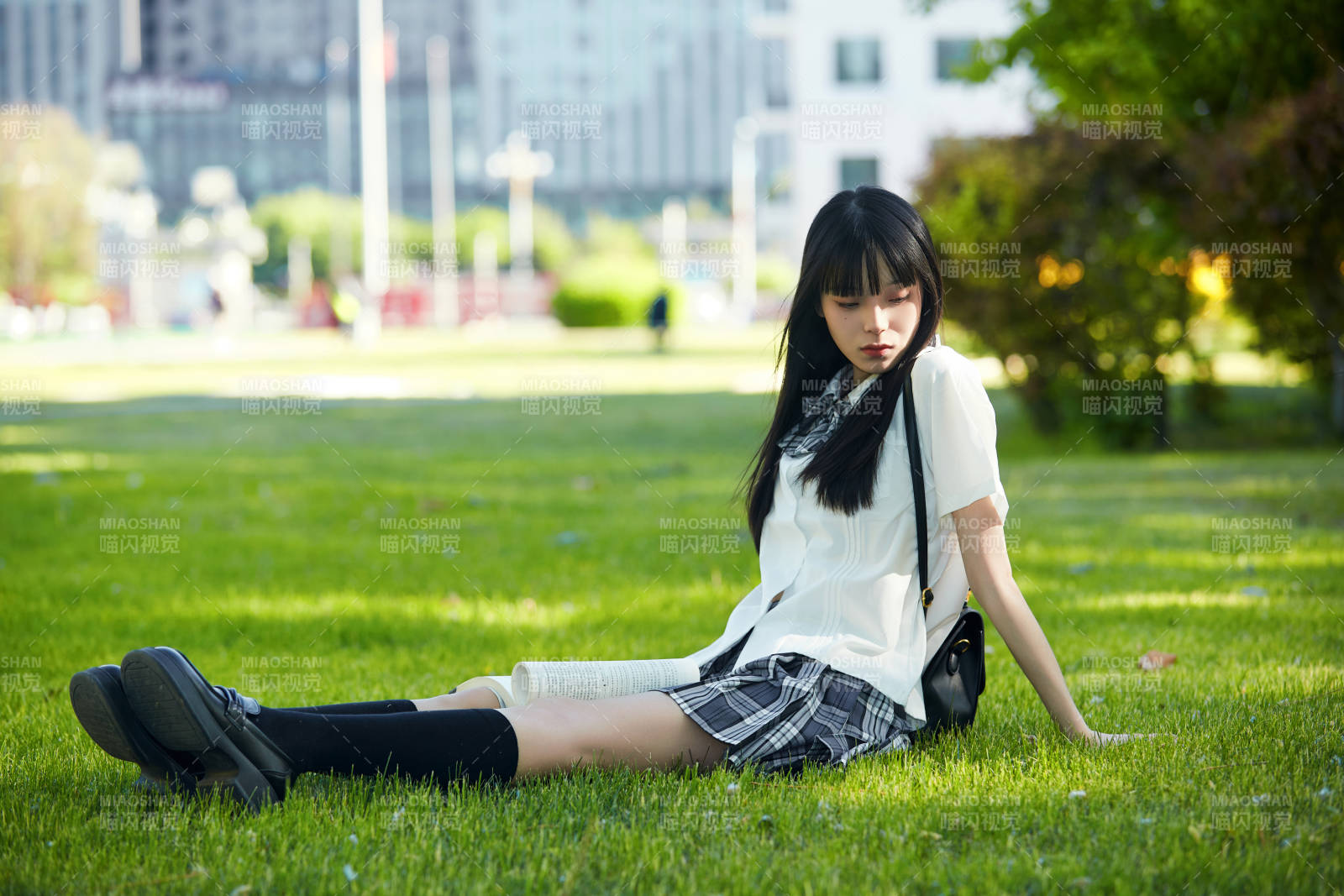 在户外草坪看书学习的女生图片