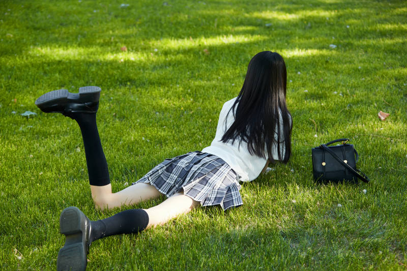 在户外草坪看书学习的女生图片