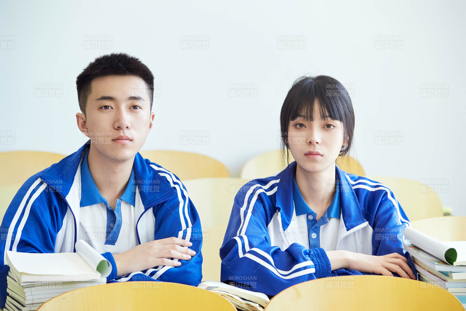 教室里努力看书学习备战高考的高中生图片