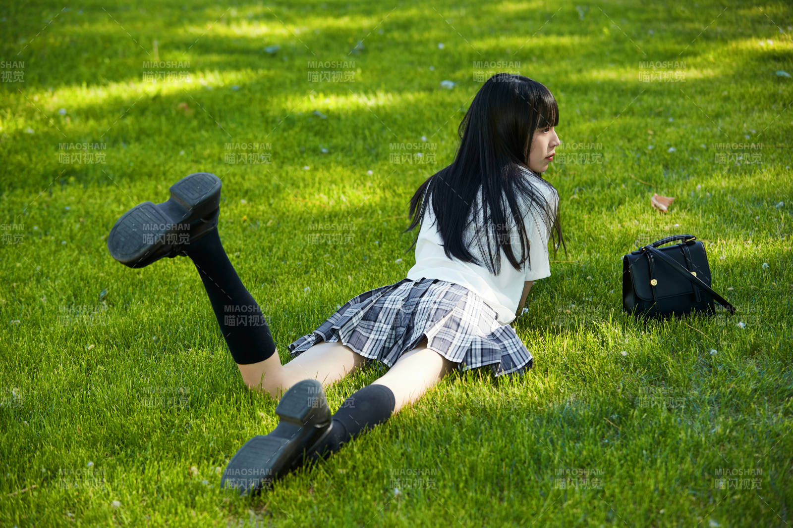 在户外草坪看书学习的女生图片