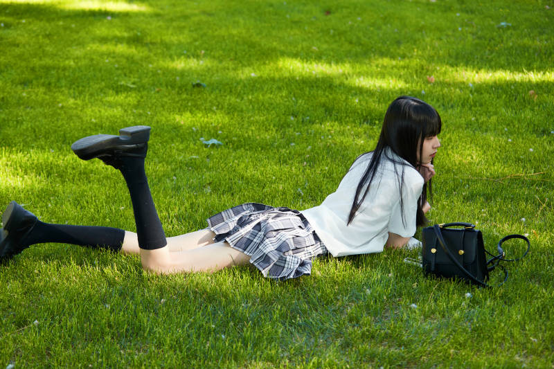 在户外草坪看书学习的女生图片