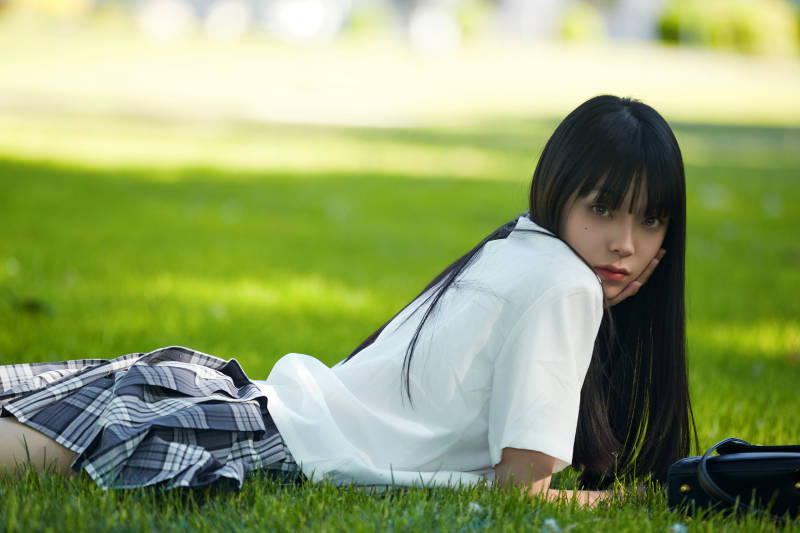 在户外草坪看书学习的女生图片