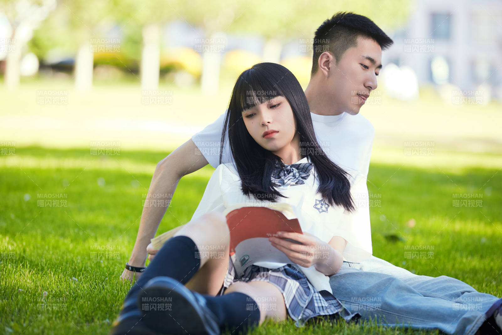 户外草坪上的年轻情侣图片