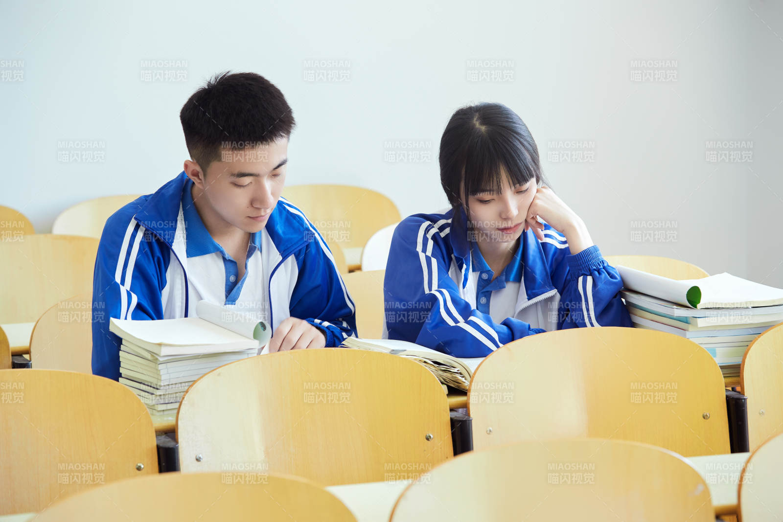 教室里努力看书学习备战高考的高中生图片