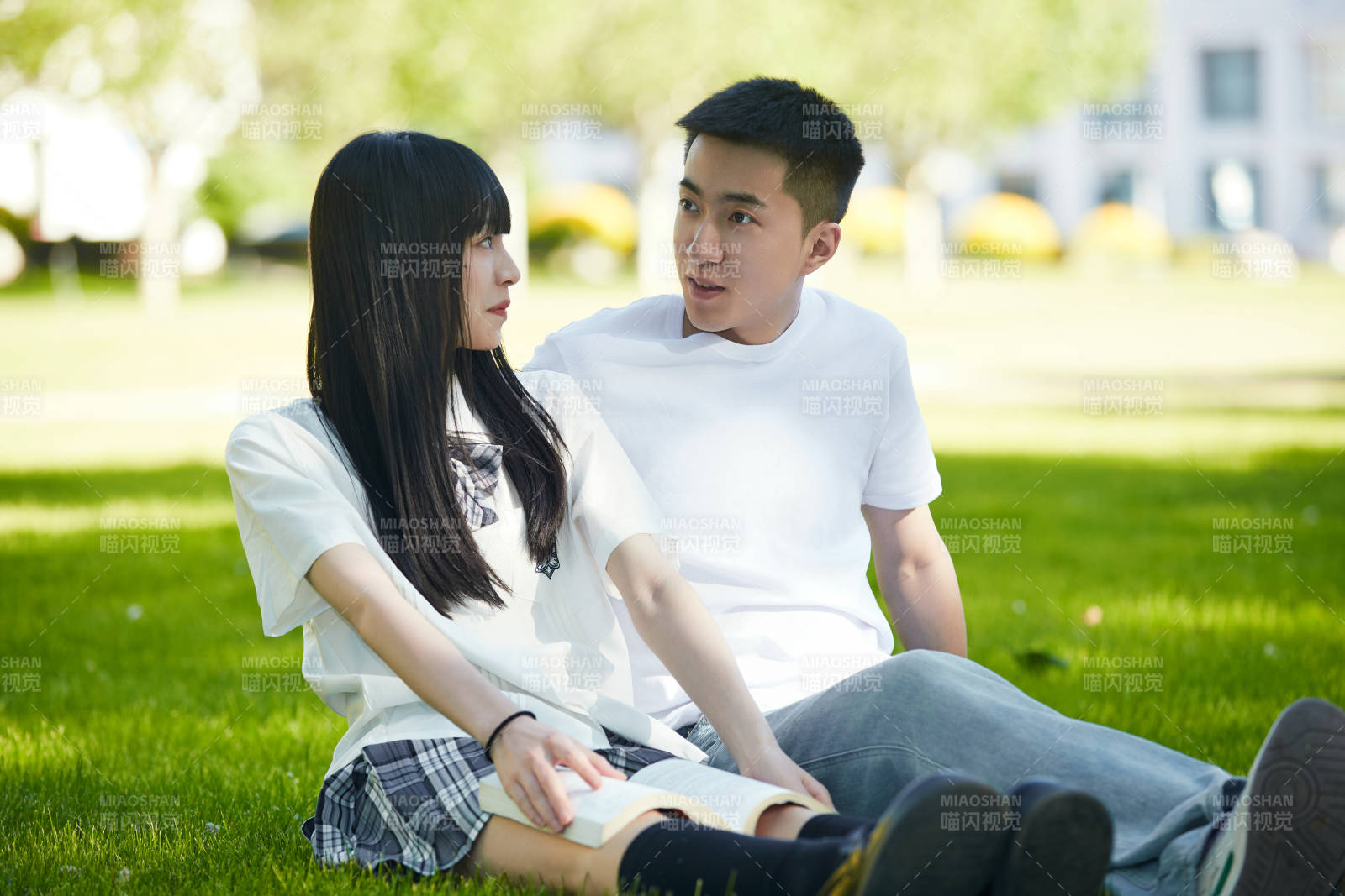 户外草坪上的年轻情侣图片