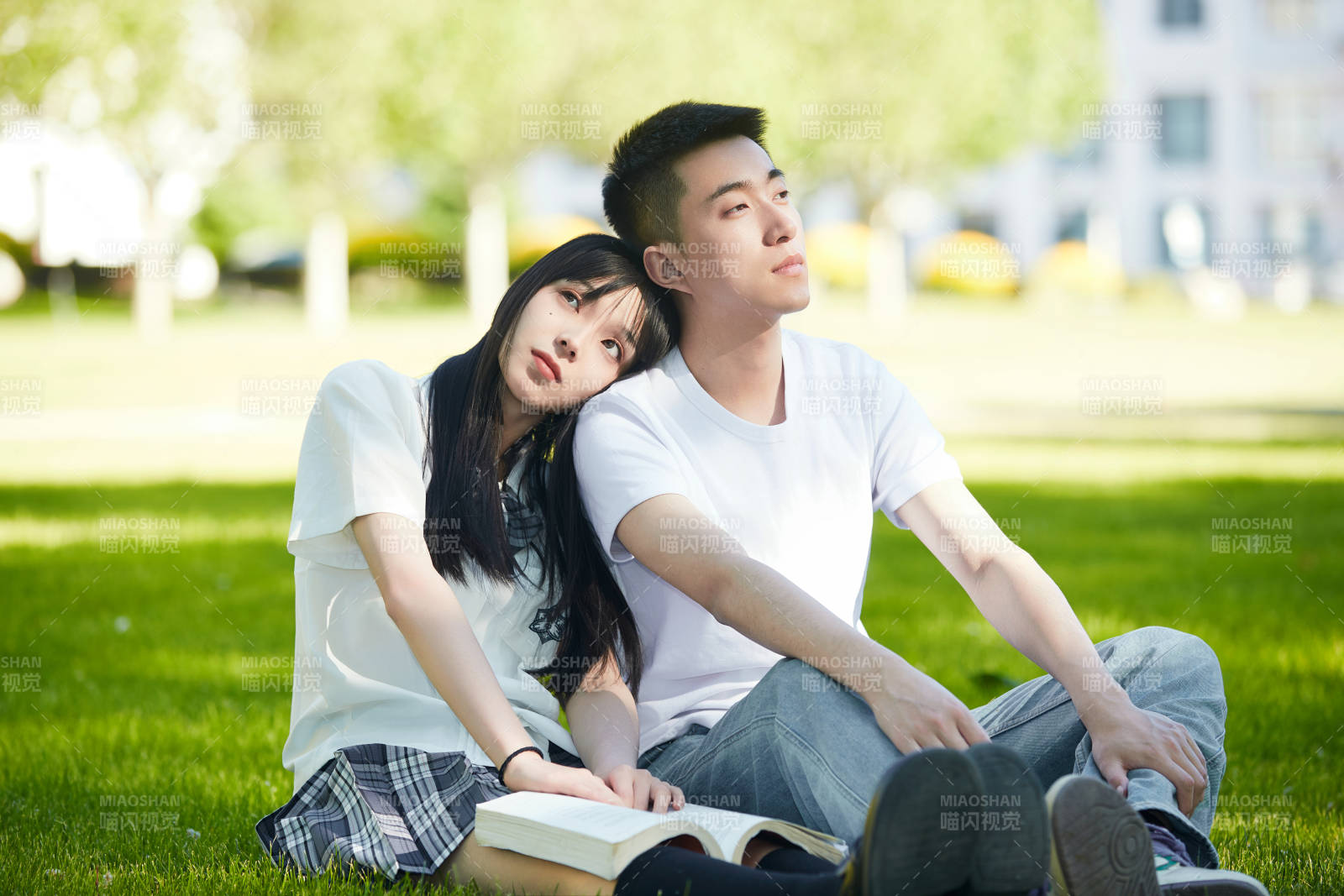 户外草坪上的年轻情侣图片