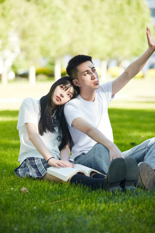 户外草坪上的年轻情侣图片