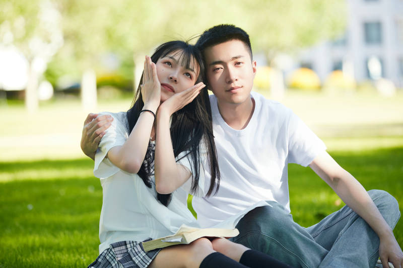 户外草坪上的年轻情侣图片