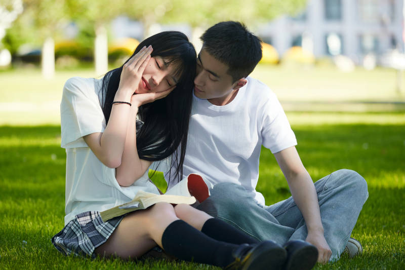 户外草坪上的年轻情侣图片