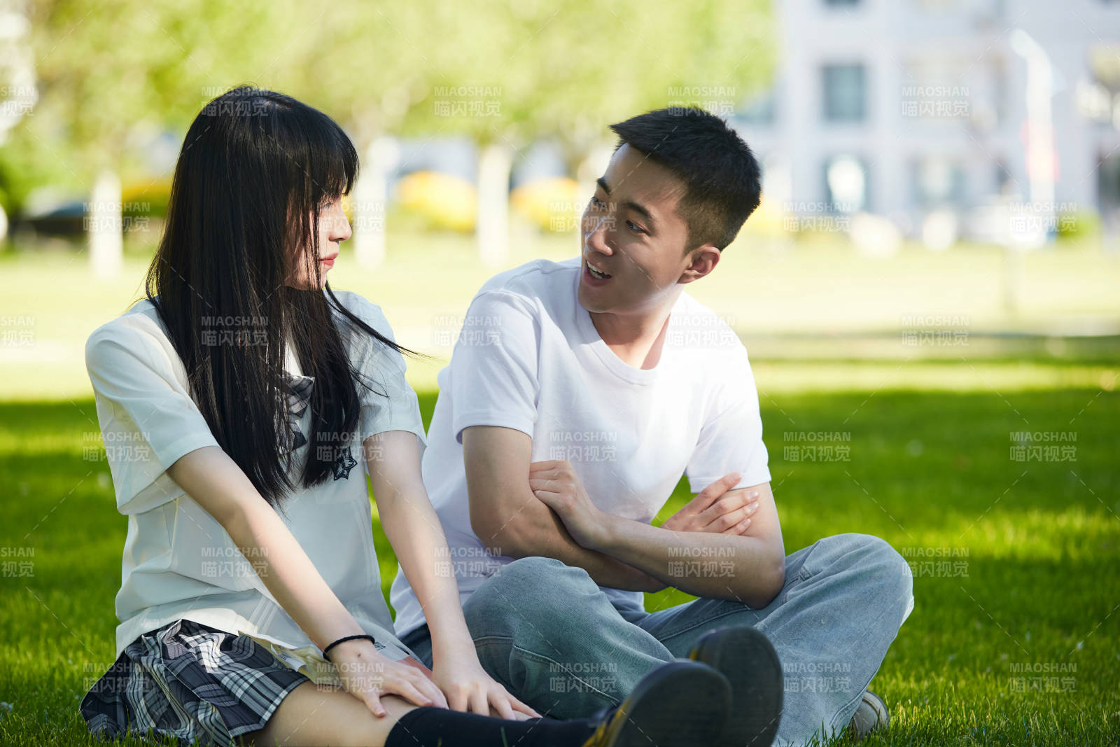 户外草坪上的年轻情侣图片