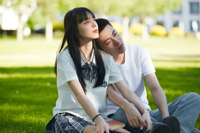 户外草坪上的年轻情侣图片