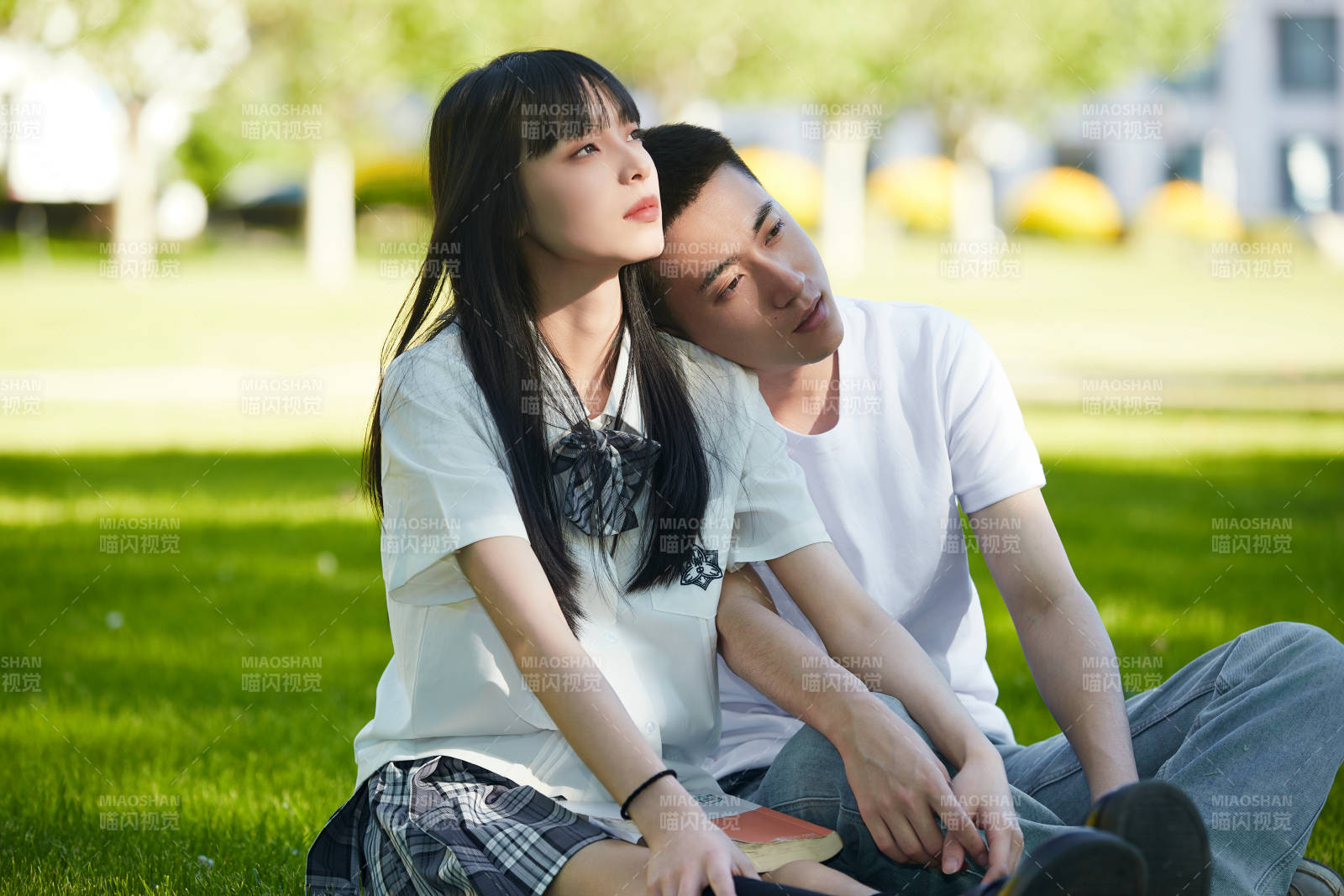 户外草坪上的年轻情侣图片