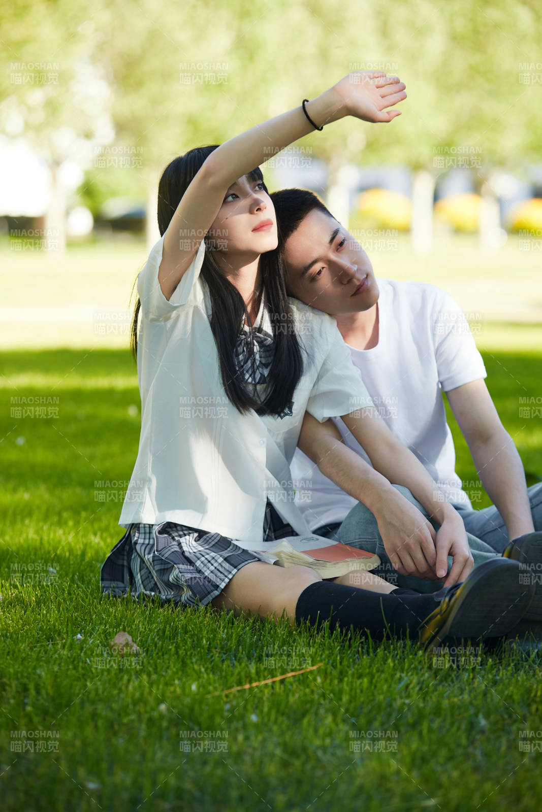 户外草坪上的年轻情侣图片
