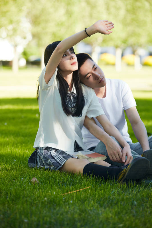户外草坪上的年轻情侣图片
