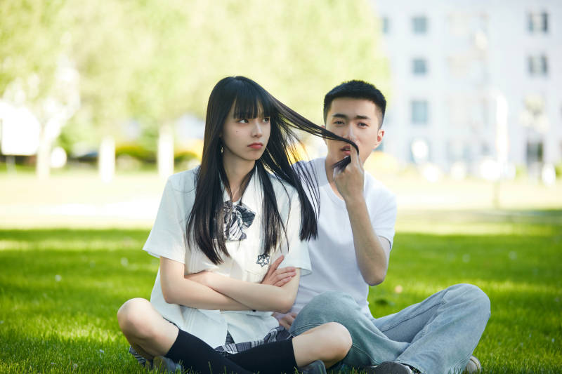 户外草坪上的年轻情侣图片