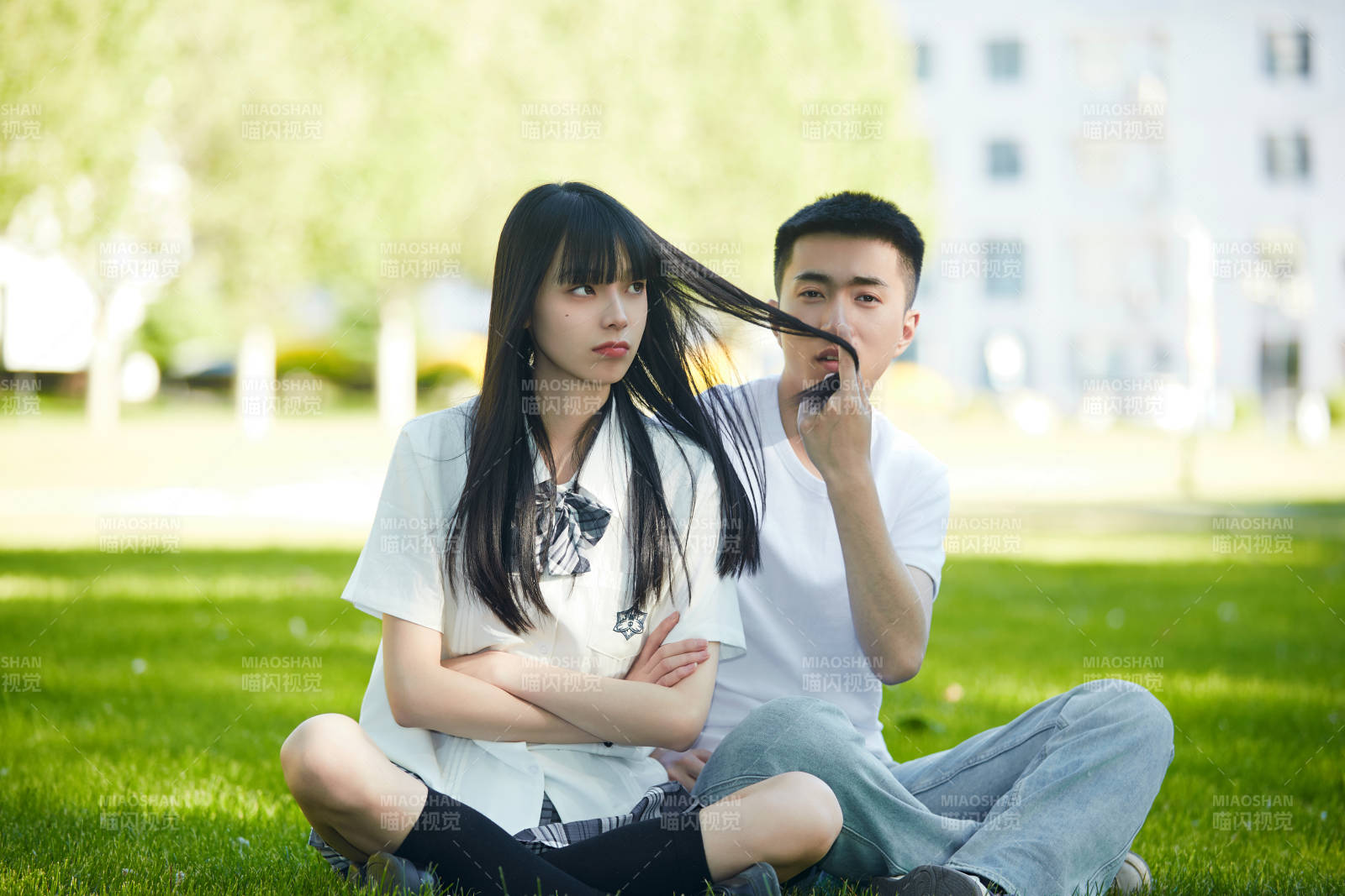 户外草坪上的年轻情侣图片