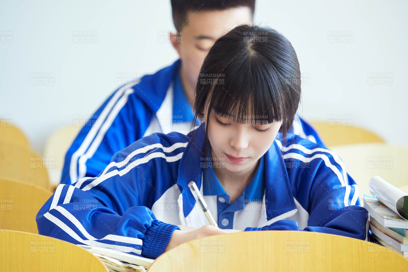 教室里努力看书学习备战高考的高中生图片