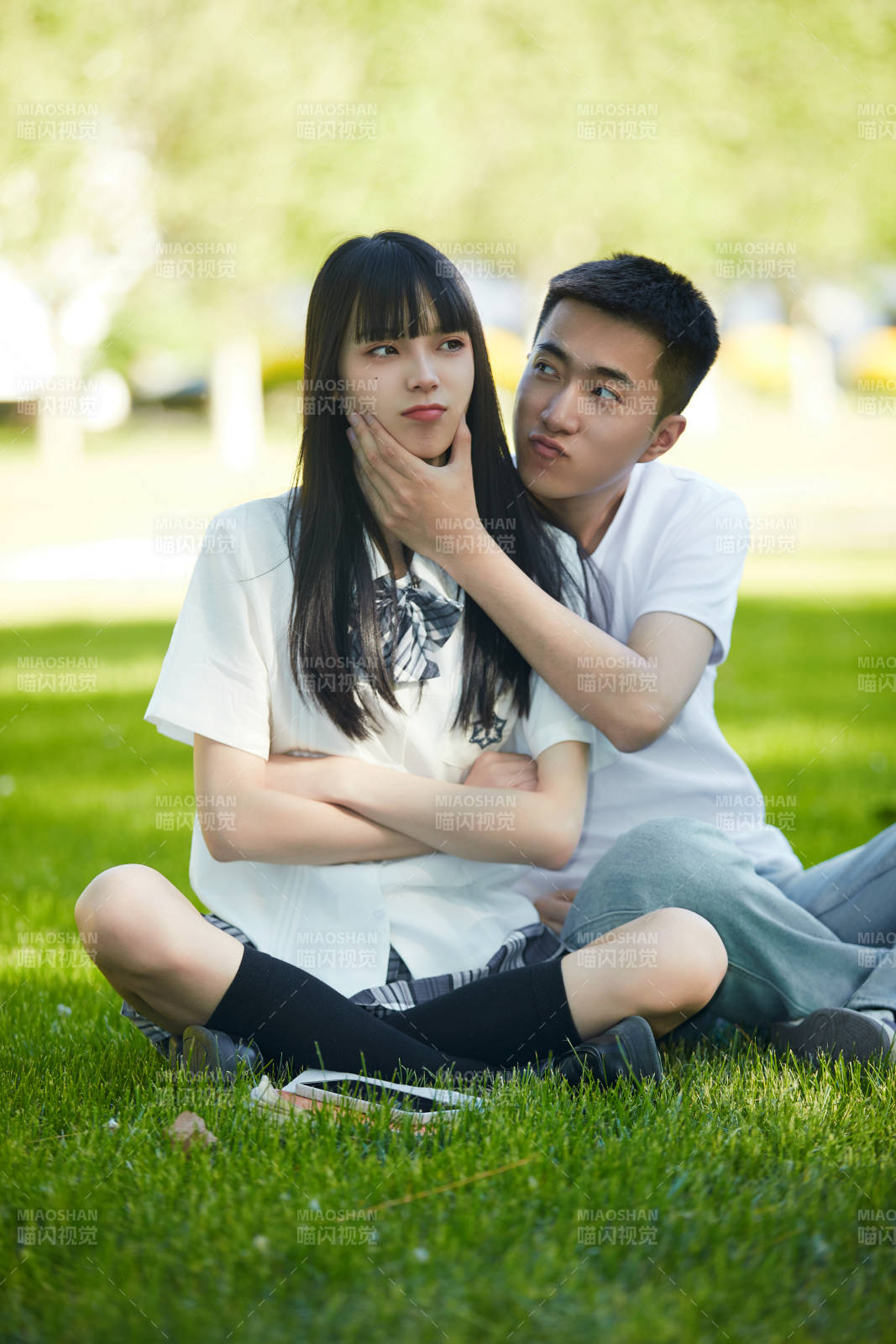 户外草坪上的年轻情侣图片