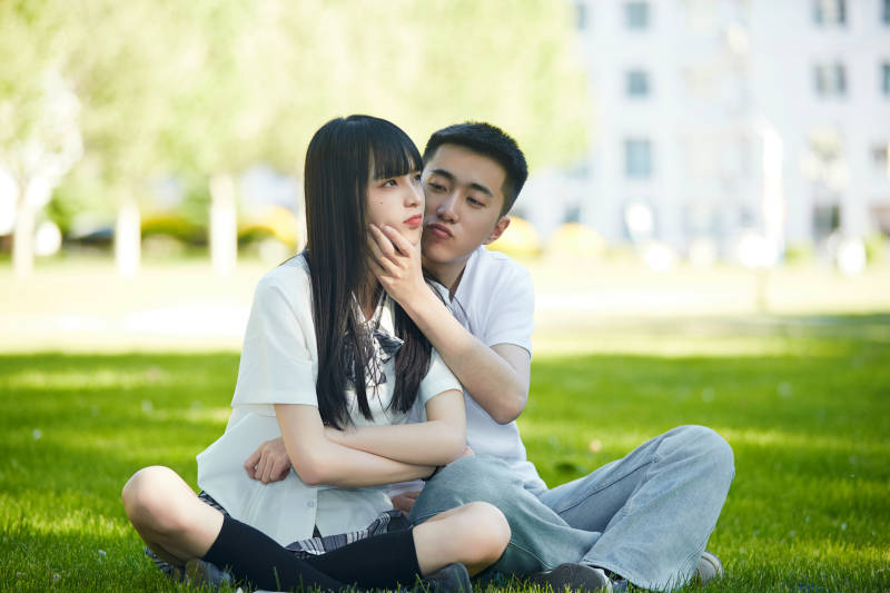 户外草坪上的年轻情侣图片