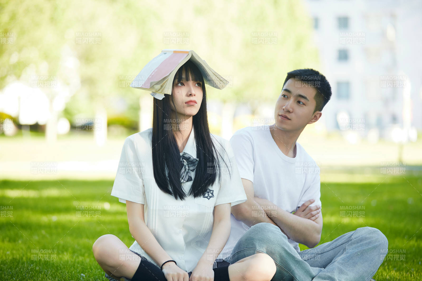 户外草坪上的年轻情侣图片