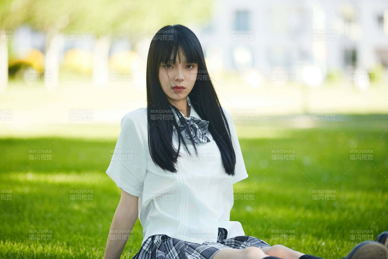 在户外草坪看书学习的女生图片