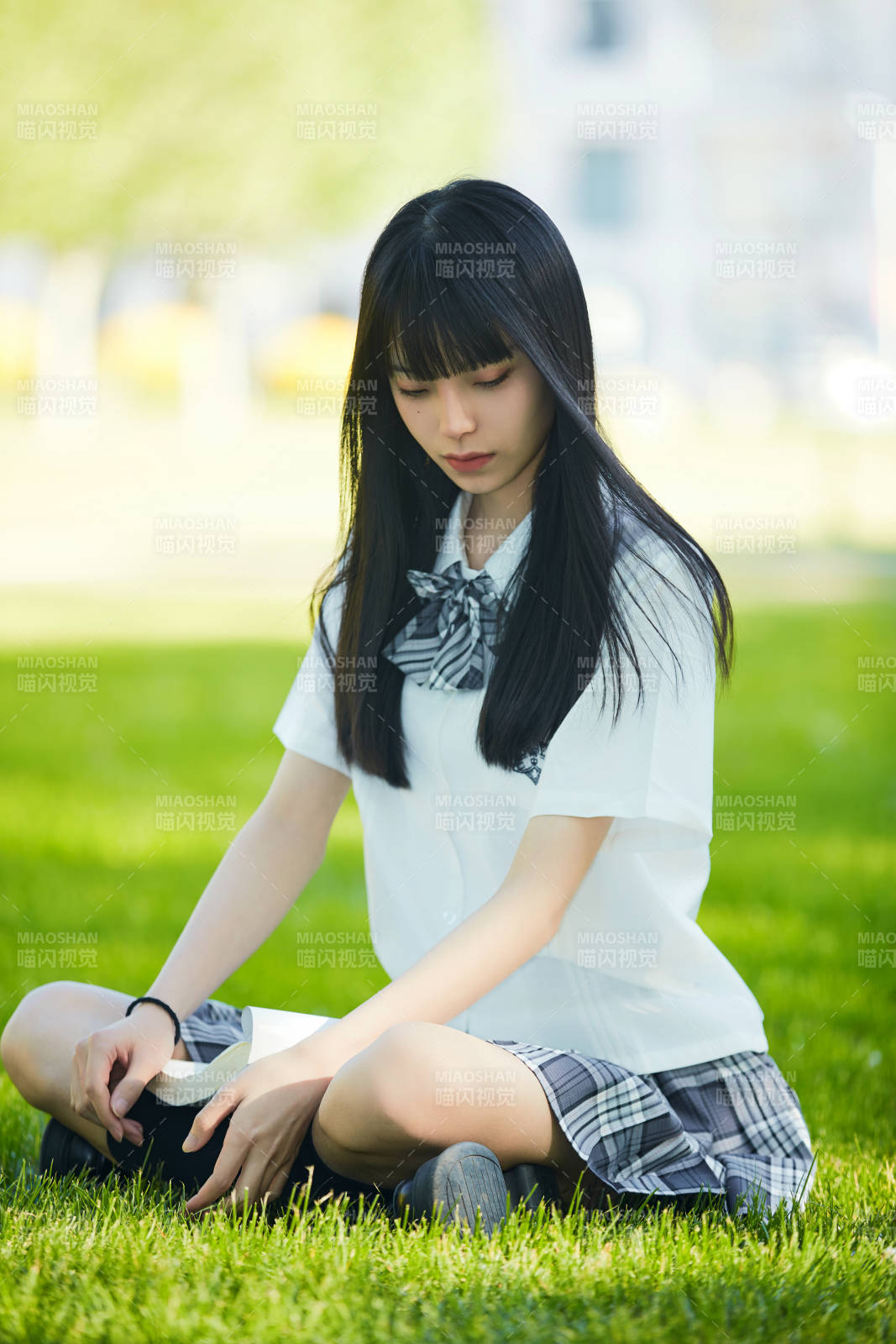 在户外草坪看书学习的女生图片