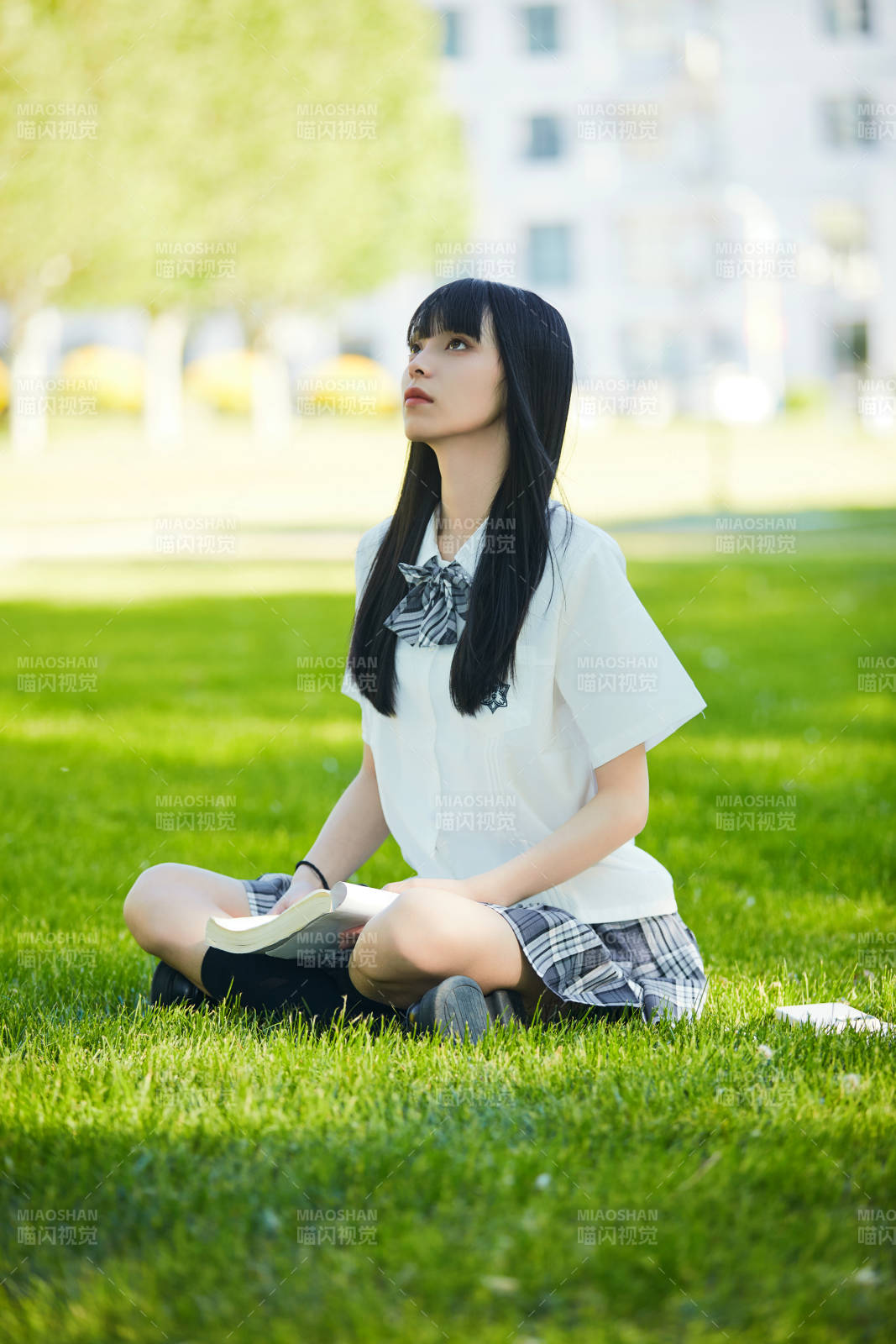 在户外草坪看书学习的女生图片